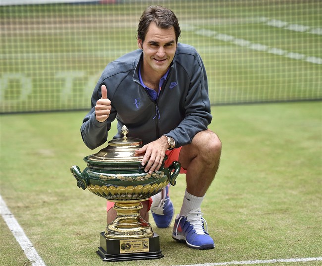 El suizo Roger Federer con el trofeo de campeÃ³n del Abierto de Halle el domingo 21 de junio de 2015