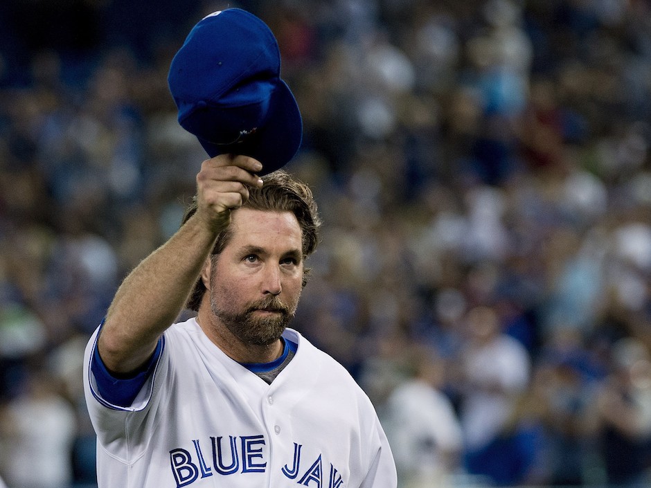 More than 27,500 fans at the Rogers Centre gave R.A. Dickey a rousing ovation as he walked off the field in the eighth inning of the Blue Jays&#039 7-1 win over the Mets