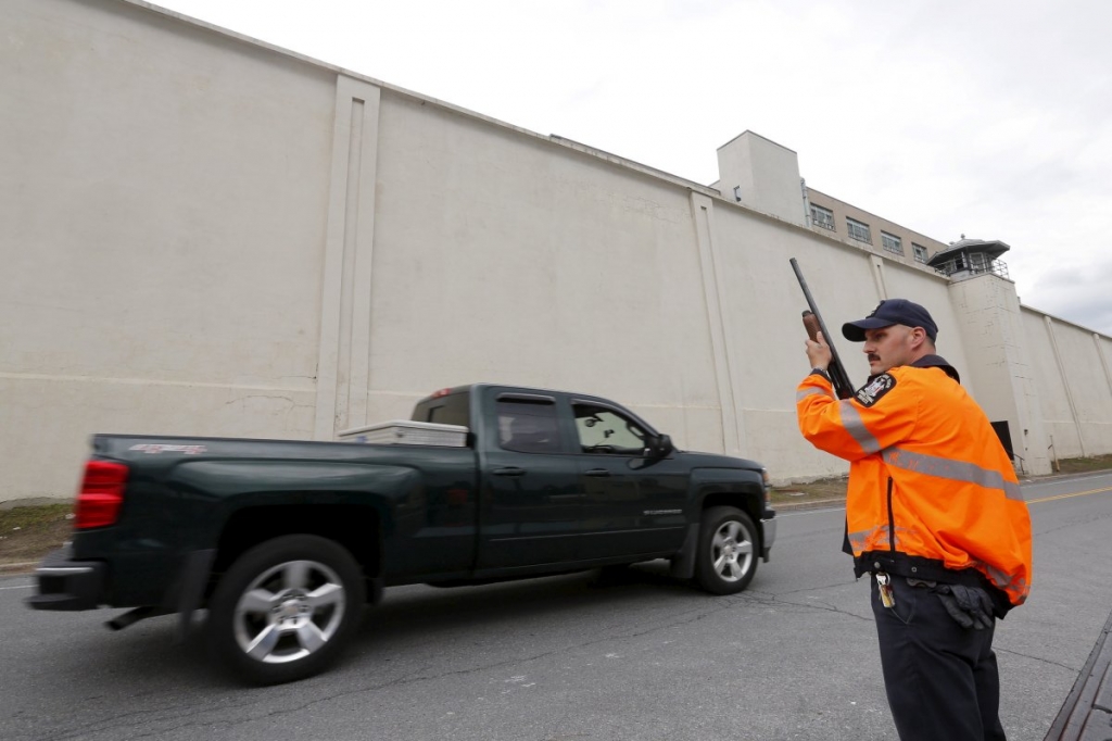 Searchers buoyed by fresh DNA comb woods for escaped inmates