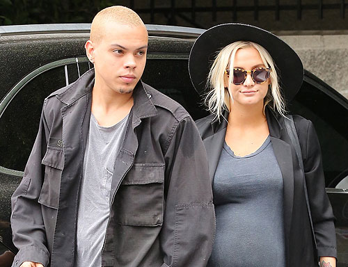 Ashlee Simpson 'welcomes daughter'