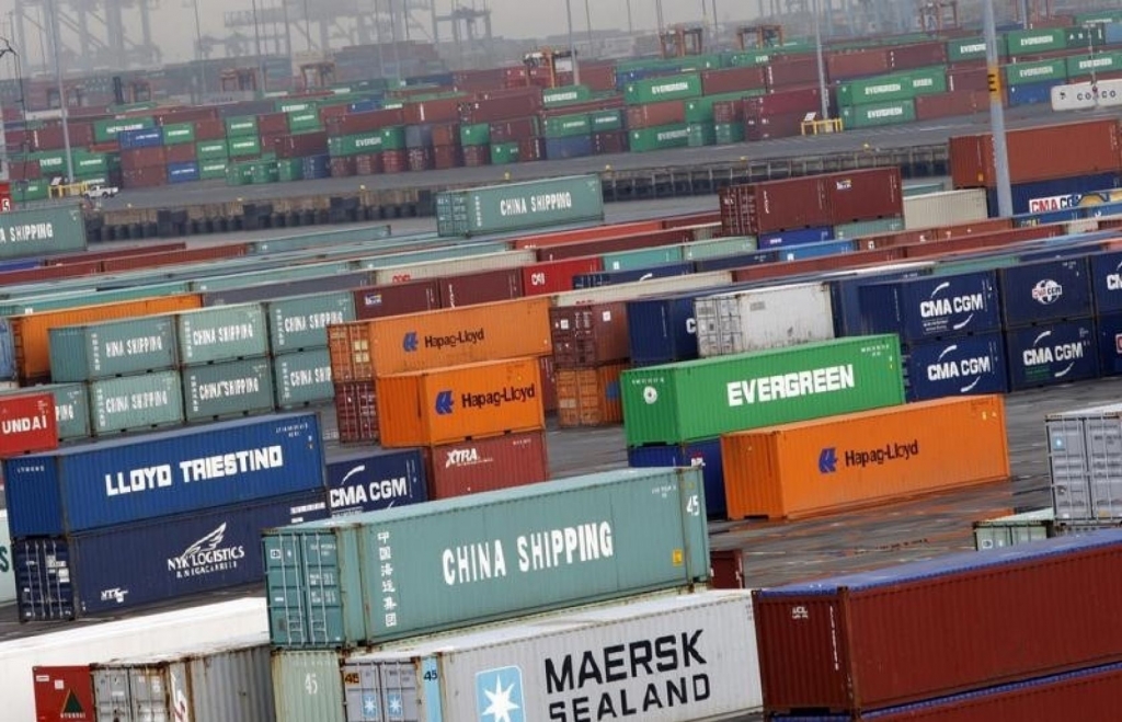 U.S. trade deficit widens on fall in exports