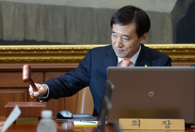 Bank of Korea Governor Lee Ju-yeol announces the opening of the monthly monetary policy meeting in the bank`s headquarters in Seoul Thursday