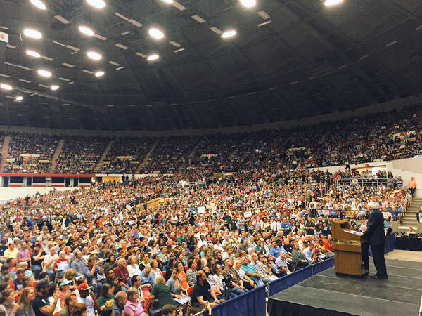 Bernie Sanders delivers a fiery speech to 10,000 supporters in Des Moines Iowa