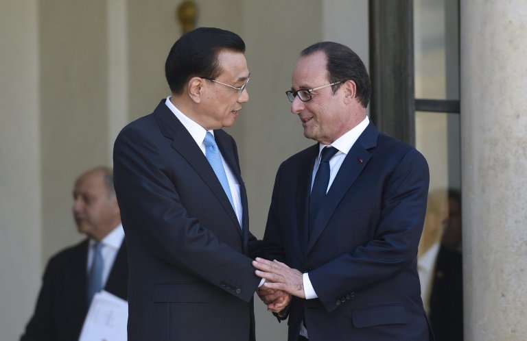 French President Francois Hollande and Chinese Prime minister Li Keqiang shake hand after a meeting and a lunch at the Elysee palace