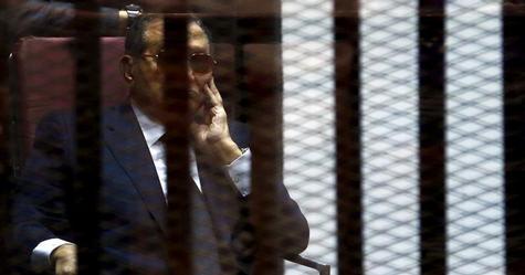 UPDATE 1 Egypt court sentences Mubarak-era prime minister to 5 years jail