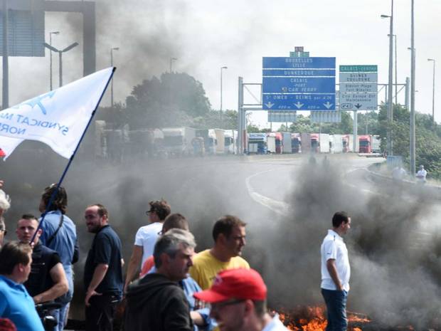 Union workers block access to Eurotunnel terminal in Calais - Kent Online