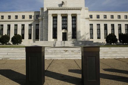 Fed directs 8 biggest U.S. banks to hold capital