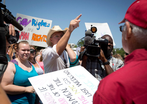 Texas couple sues county clerk for refusing to issue marriage license