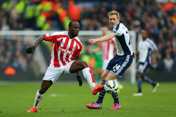 Darren Fletcher is tackled by Victor Moses