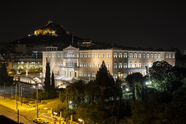 Greek lawmakers back bailout ahead of EU ECB talks