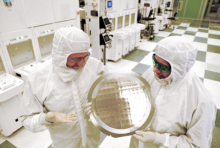 A look at IBM's new 7nm chip wafer made in Albany - The Buzz: Business news