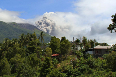 Indonesia volcano eruption shuts airport | CanIndia NEWS