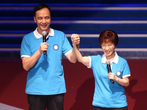 KMT Chairman Eric Chu and KMT's presidential candidate raise joined hands at the party's national congress Sunday