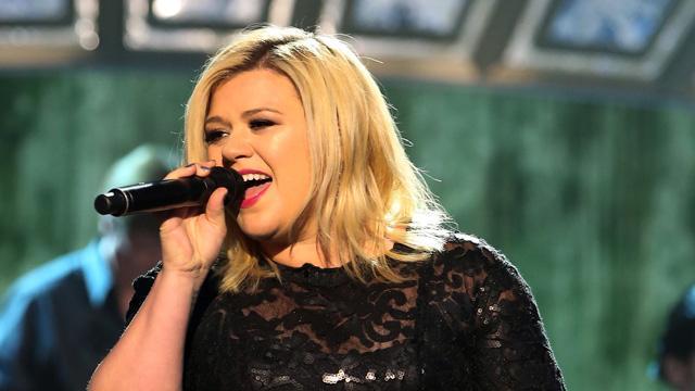 Watch Kelly Clarkson Cover Taylor Swift’s ‘Blank Space’ in Toronto