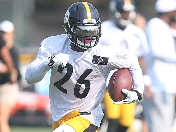 Pittsburgh Steelers running back Le´Veon Bell rushes the ball in drills during training camp at Saint Vincent College