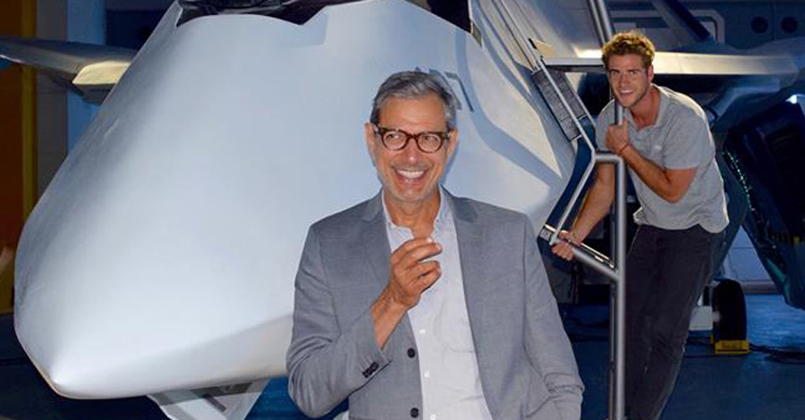 Liam Hemsworth photobombs Jeff Goldblum's first Facebook pic - NY Daily News