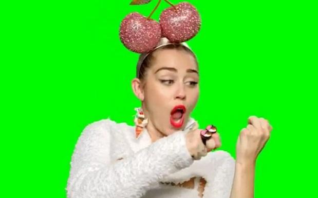 Miley Cyrus waves middle finger in MTV's VMA promo video