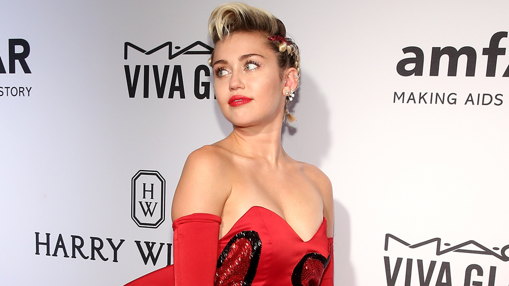 Miley Cyrus Announces That She's Hosting The 2015 MTV VMA Awards Next Month