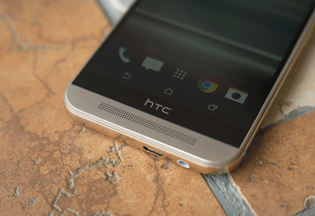 HTC One M9 bottom close