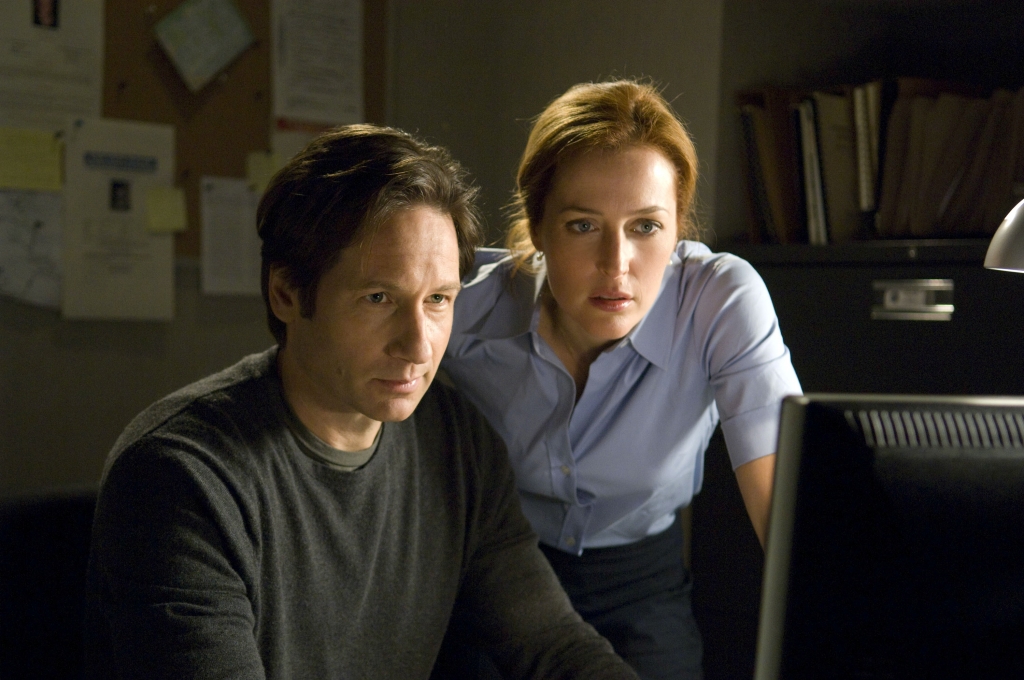 David Duchovny and Gillian Anderson in a scene from the motion