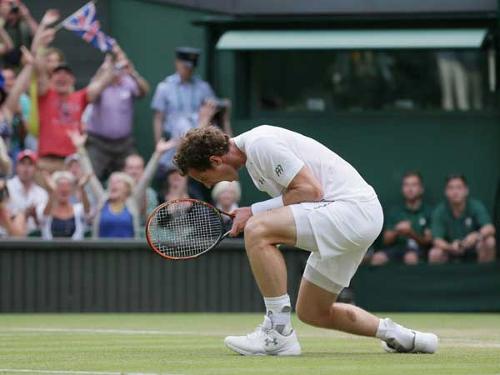 Murray survives injury scare to make Wimbledon last 16