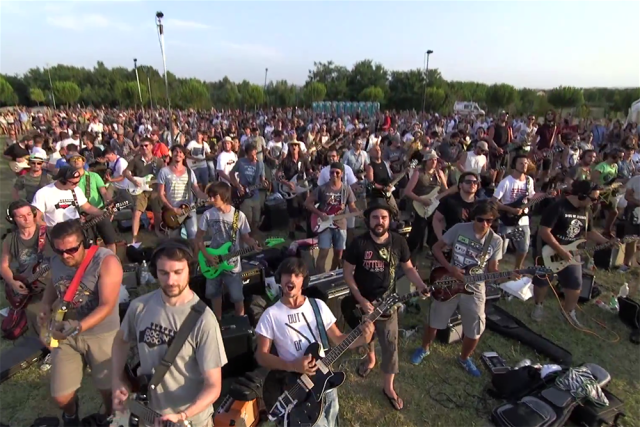 1000 musicians play Foo Fighters song