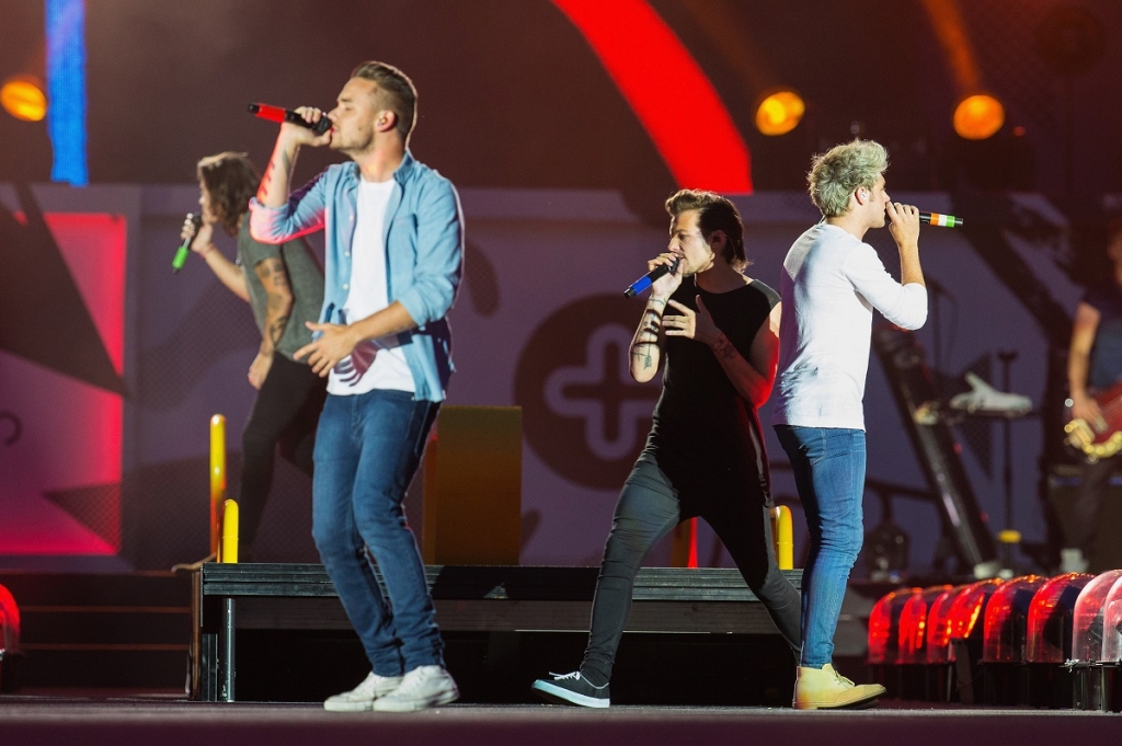 One Direction perform on the On The Road Again Tour 2015