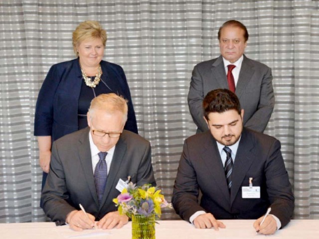 PM Nawaz and his Norwegian counterpart Erna Solberg oversee the signing of an energy deal