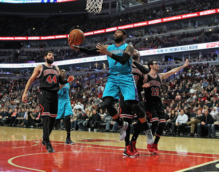 Mo Williams #7 of the Charlotte Hornets drives past Taj Gibson #22 of the Chicago Bulls at the United Center