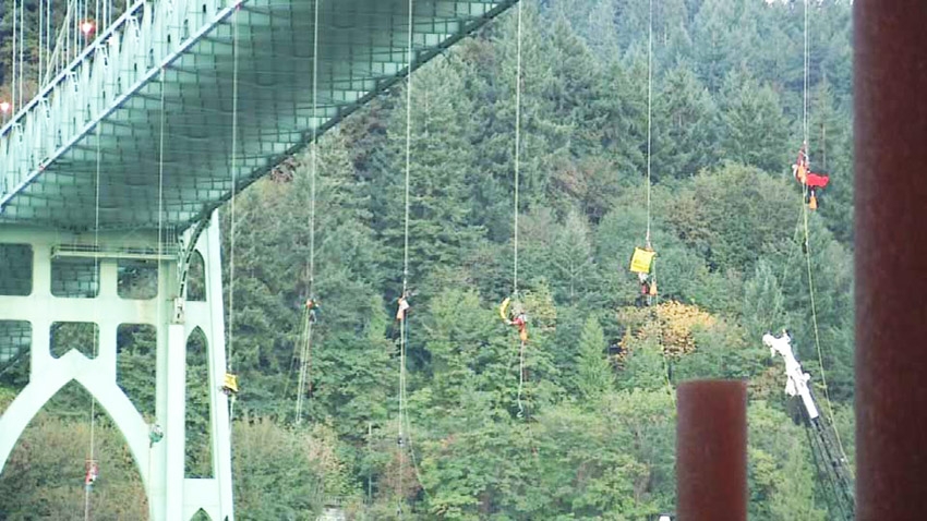 26 climbers repelled from a Portland bridge in an attempt to intercept a vessel