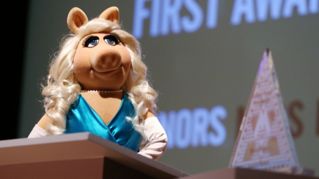 See Miss Piggy cover Rihanna in this incredible mashup