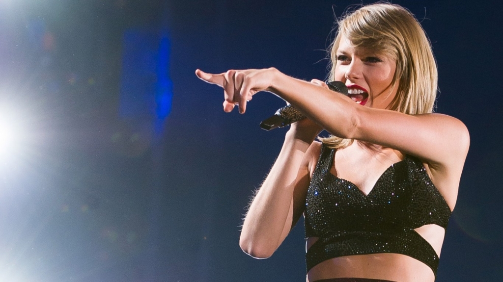 Taylor Swift laughs off stage mishap