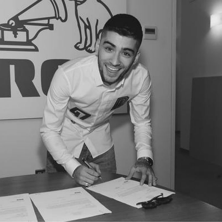 One Direction Zayn Malik signs with RCA tweets about real music