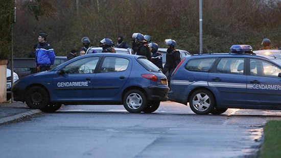 Gunmen hold hostage 10 in Paris