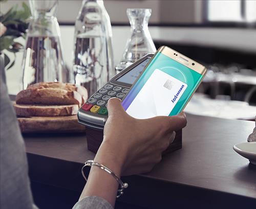 A user demonstrates Samsung Electronics Co.'s Samsung Pay with the Galaxy S6 Edge+ in this