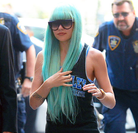 Amanda Bynes enters Manhattan Criminal Court