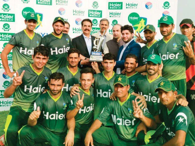 Army chief Gen Raheel holds the match trophy as he poses with the Green Shirts after playing cricket at the GHQ stadium in Rawalpindi