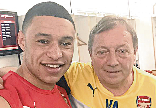 Alex Oxlade Chamberlain with kit man Vic Akers