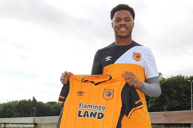 Arsenal's teenage striker Chuba Akpom has joined Hull City on a season-long loan deal