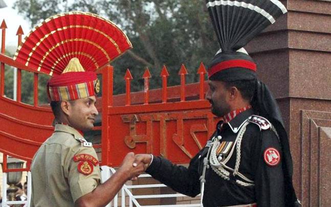 A Pakistani Ranger and an Indian Border Security Force officer