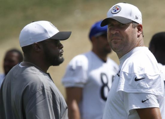 Pittsburgh Steelers head coach Mike Tomlin left talks