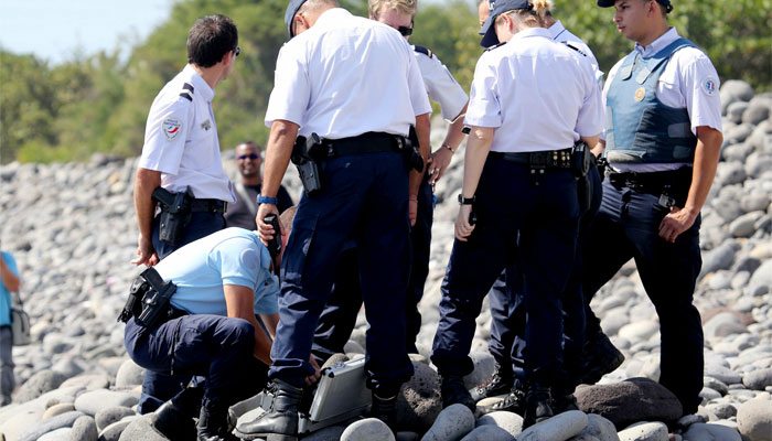 No plane link to new debris in island hunt for MH370 clues