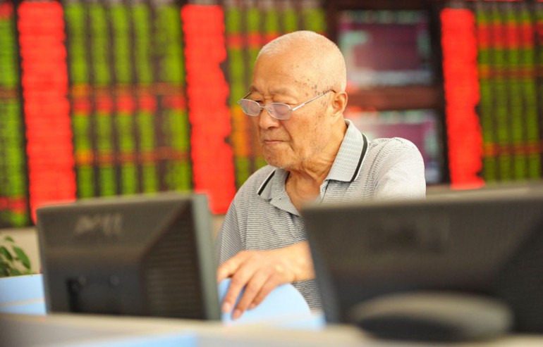 China stocks plummet again as Beijing sits on sidelines