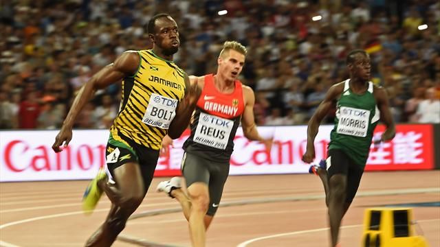 Bolt Gatlin sail through 200m heats