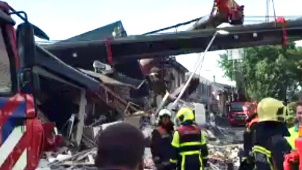 Dutch cranes collapse onto houses