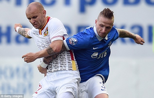 Everton are considering a loan move for former Manchester United full back Alexander Buttner