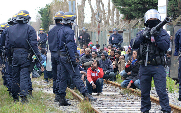 David Cameron discusses Calais crisis with French president