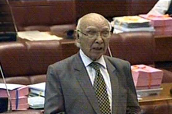 Sartaj Aziz signs condolence book on passing away of 'Missile Man' Kalam