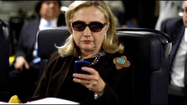 Hillary Clinton gives up possession of private email server