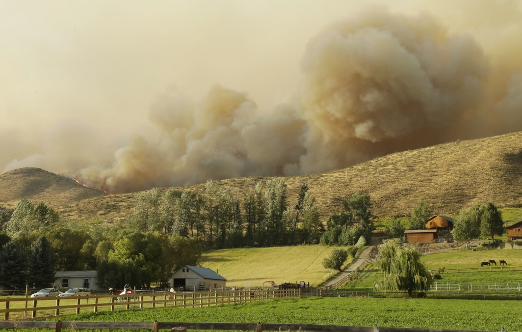 Authorities on afternoon urged people in the northcentral Washington town to evacuate because of a fastmoving wildfire (AP